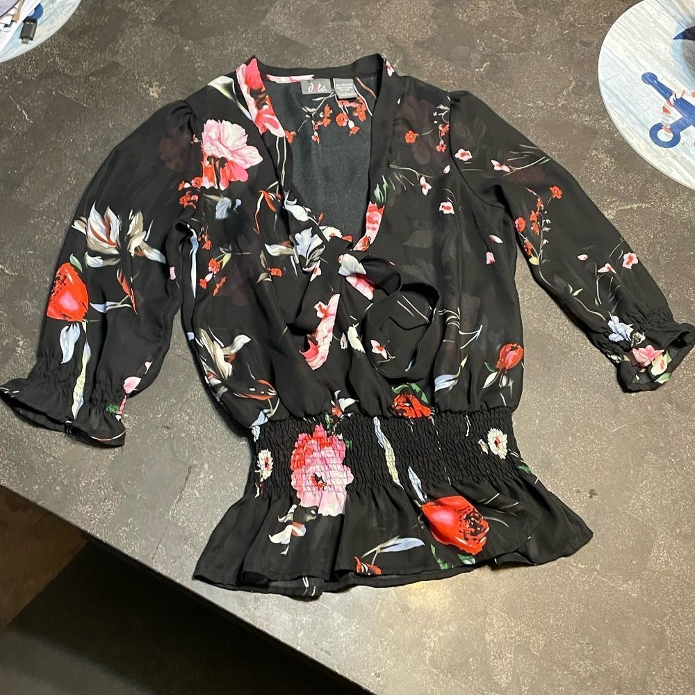 🌹🌺 Floral Blouse 🌺🌹 - Picture 6 of 10